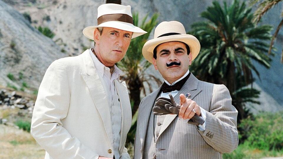 David Suchet ako slávny detektív Hercules Poirot (vpravo) s Hughom Fraserom,, ktorý hral kapitána Hastingsa