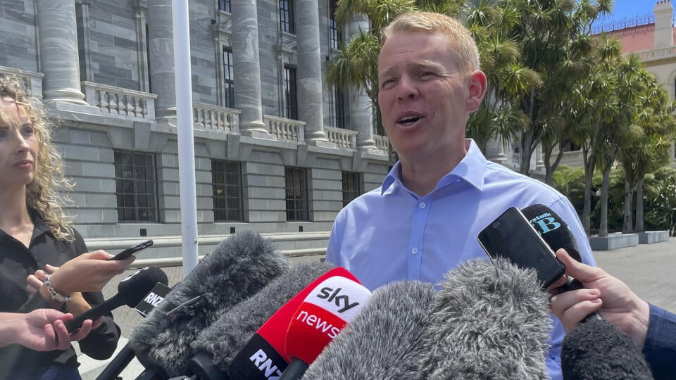 Chris Hipkins poskytuje rozhovor novinárom 21. januára 2023 vo Wellingtone.