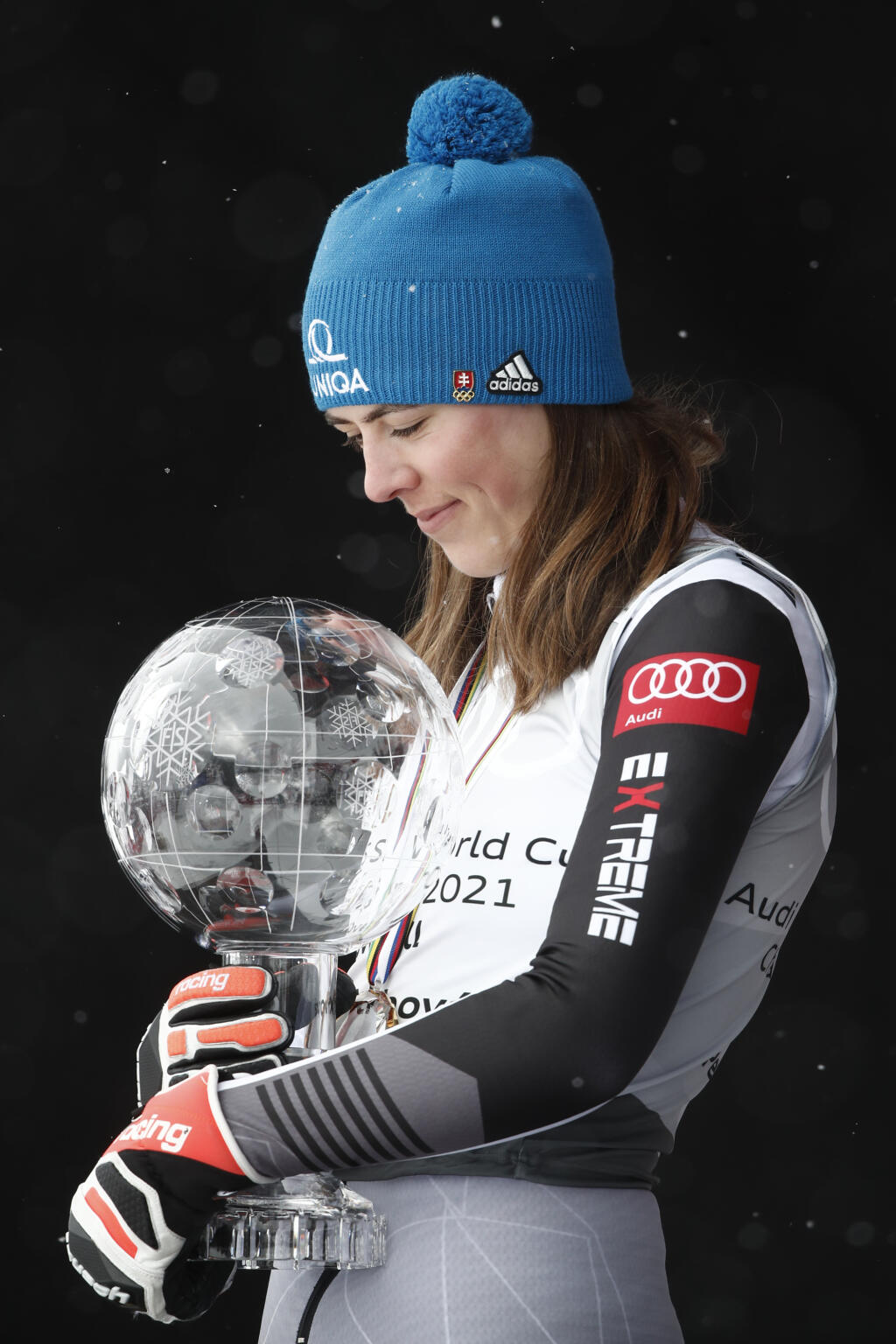 JB 77 Lenzerheide - Slovenská lyžiarka Petra Vlhová drží veľký kryštáľový glóbus za celkové prvenstvo Svetového pohára v alpskom lyžovaní vo švajčiarskom Lenzerheide 21. marca 2021.