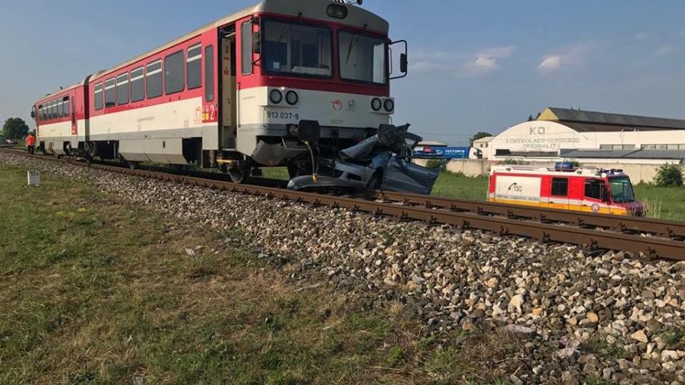 Vlak ťahal osobné auto približne 300 metrov.