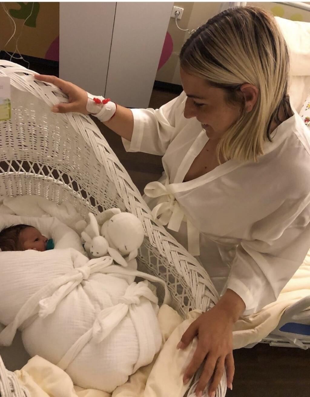 Dominika si prvé dni po pôrode Jakubka užívala vo viedenskej pôrodnici, fanúšikom sa pochválila takýmto záberom. Teraz však synčeka ukázala v plnej paráde.