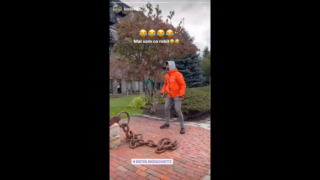Nevládal pri tom ani stáť na nohách a keby nemal takú silu, možno by ho tá reťaz aj zrazila na zem. Poriadnu šou ale spravil a jeho kolegovia sa pobavili.