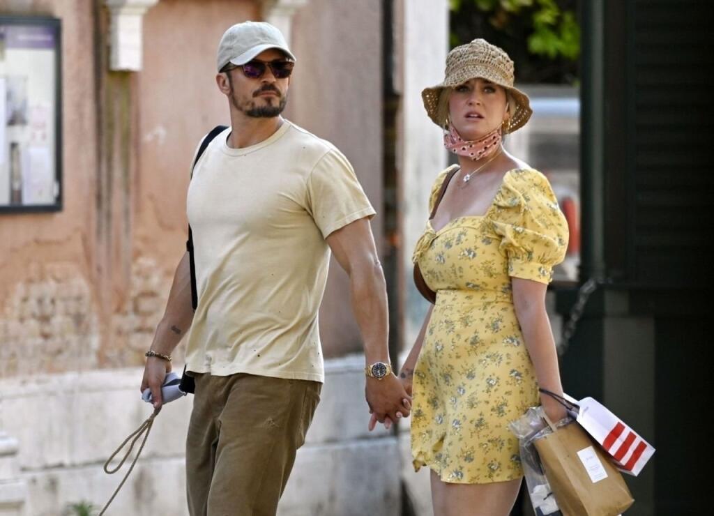 Zaľúbenci a rodičia 9-mesačnej Daisy Katy Perry (36) a Orlando Bloom (44) sa vybrali do historických Benátok a aj keď im fotografi a fanúšikovia nechceli dať pokoj, neustále si prejavovali nežnosti a užívali každý moment.