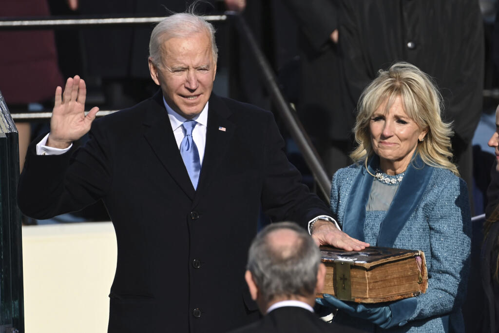 Zvolený americký prezident Joe Biden skladá prísahu počas inaugurácie.