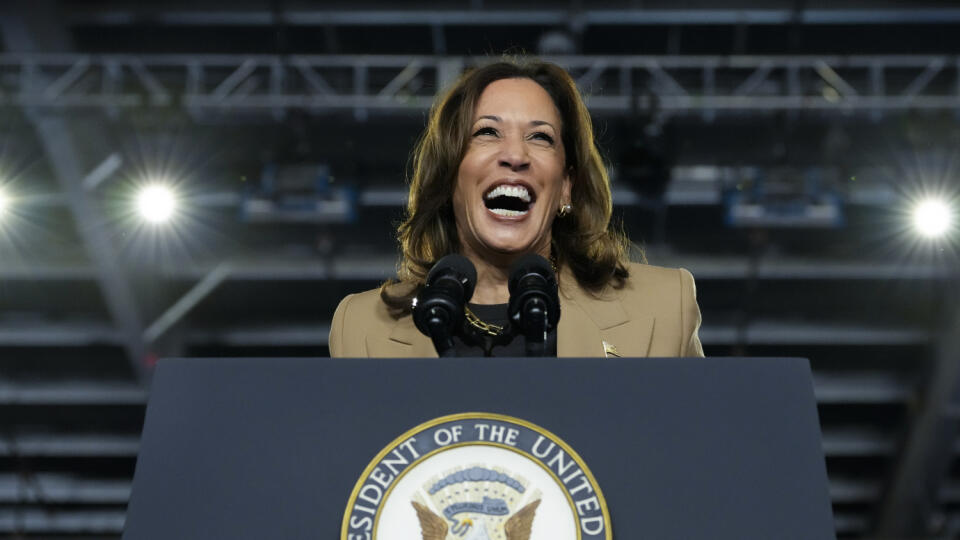 WA 21 Pittsburgh - Demokratická prezidentská kandidátka a americká viceprezidentka Kamala Harrisová sa usmieva počas prevolebného zhromaždenia v Pittsburghu vo štvrtok 10. októbra 2024. FOTO TASR/AP
Democratic presidential nominee Vice President Kamala Harris laughs while speaking at a campaign rally Thursday, Oct. 10, 2024, on the Gila River Indian Community reservation in Chandler, Ariz. (AP Photo/Ross D. Franklin)