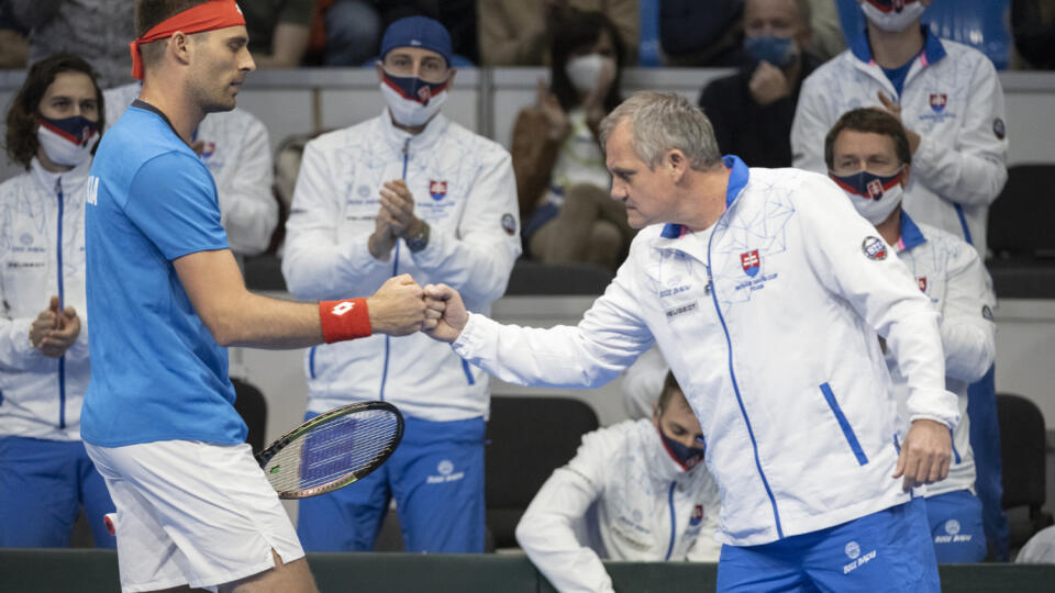 Na snímke vľavo Norbert Gombos (Slovensko) a vpravo kapitán Tibor Tóth v stretnutí proti Jannikovi Sinnerovi (Taliansko) v kvalifikačnom dueli Slovensko - Taliansko o postup na finálový turnaj Davisovho pohára v Bratislave 4. marca 2022. FOTO TASR - Pavel Neubauer