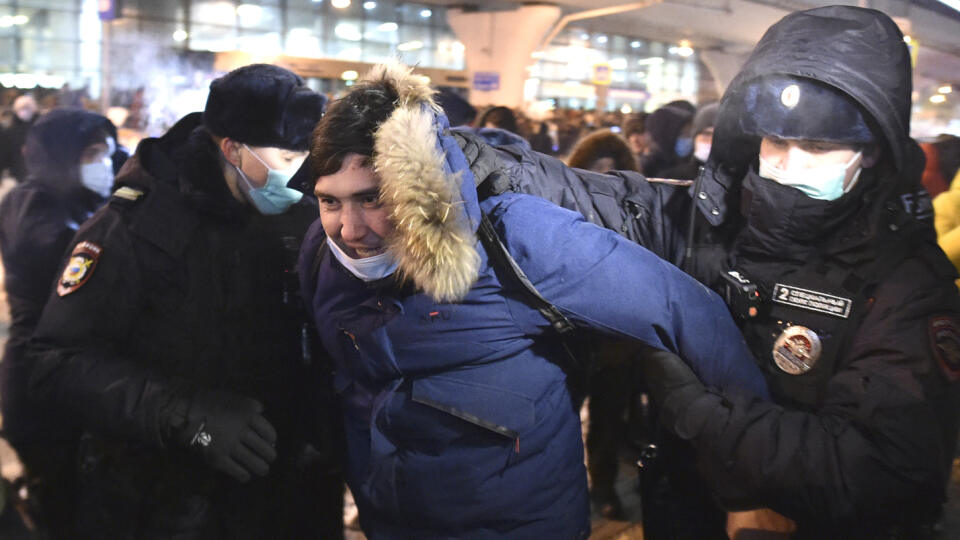 WA 75 Moskva - Policajti zatýkajú muža na moskovskom letisku Vnukovo, na ktoré má priletieť z Nemecka ruský opozičný líder Alexej Navaľnyj v nedeľu 17. januára 2021. Navaľnyj sa vráti v nedeľu do vlasti z Nemecka, kde sa zotavoval z otravy nervovoparalytickou látkou. FOTO TASR/AP
Police officers detain a man at Moscow's Vnukovo airport where Russian opposition leader Alexei Navalny is expected to arrive, outside Moscow, Russia, Sunday, Jan. 17, 2021. Leading Kremlin critic Alexei Navalny fle