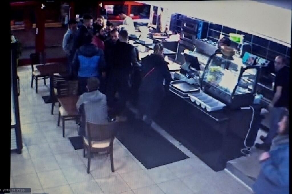 Čo sa tma vtedy presne stalo, to zostane navždy záhadou. Zranený odtiaľ odchádzal spevák Pavol Remiáš a zapotili sa aj privolaní policajti.