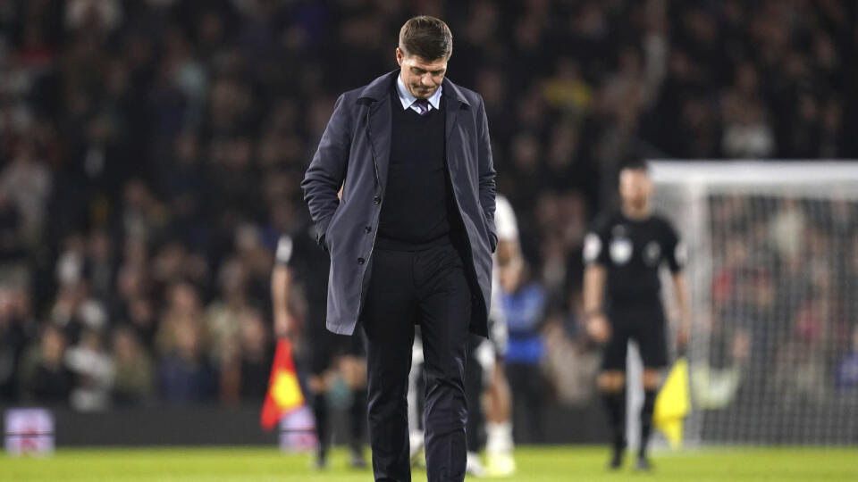 PK 6 Londýn - Sklamaný tréner Aston Villy Steven Gerrard odchádza z ihriska po zápase 12. kola anglickej Premier League FC Fulham - Aston Villa 20. októbra 2022 v Londýne. FOTO TASR/AP

Aston Villa manager Steven Gerrard looks dejected after the English Premier League soccer match between Fulham and Aston Villa at Craven Cottage in London, Thursday, Oct. 20, 2022. (John Walton/PA via AP)