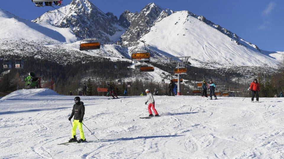 Na snímke lyžiarske stredisko v Tatranskej Lomnici vo Vysokých Tatrách 27. decembra 2023. FOTO TASR - František Iván