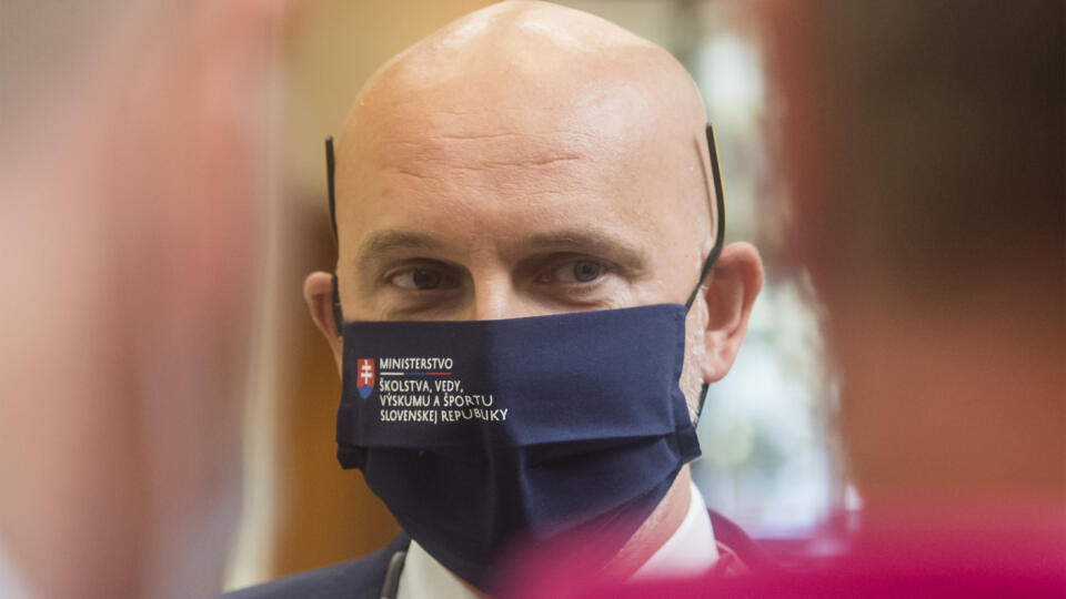 Na snímke minster školstva, vedy výskumu a športu minister SR Branislav Gröhling (SaS) prichádza na 32. schôdzu vlády SR v stredu 12. augusta 2020 v Bratislave. FOTO TASR - Martin Baumann