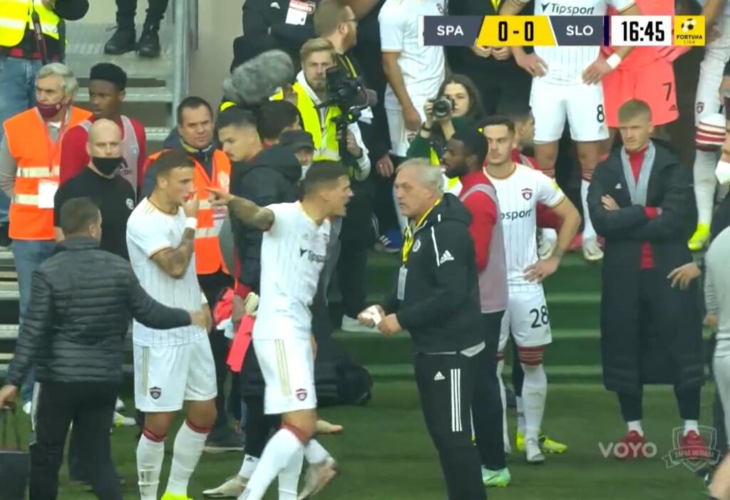 Škrtel sa dostal do slovnej výmeny aj s lekárom Slovana Romanom Križanom.