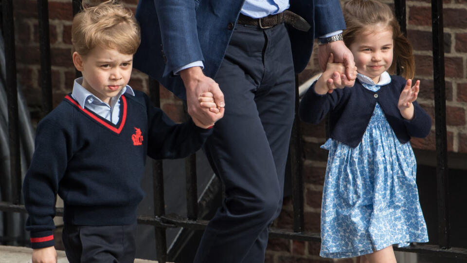 Princ George a princezná Charlotte musia poslúchať.