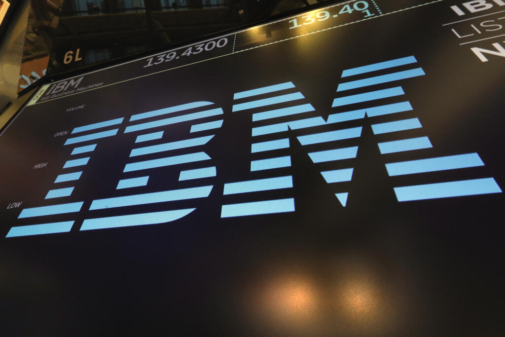 KK21 New York - Na archívnej snímke z 18. marca 2019 logo IMB v New Yorku. Zisk IBM v 3. kvartáli 2019 výrazne klesol, prekonal však očakávania Wall Street. FOTO TASR/AP
FILE - In this March 18, 2019, photo the logo for IBM appears above a trading post on the floor of the New York Stock Exchange. IBM reports reports financial results Wednesday, Oct. 16. (AP Photo/Richard Drew, File)