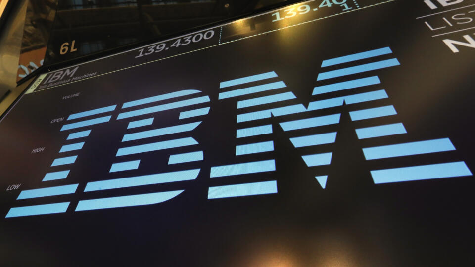 KK21 New York - Na archívnej snímke z 18. marca 2019 logo IMB v New Yorku. Zisk IBM v 3. kvartáli 2019 výrazne klesol, prekonal však očakávania Wall Street. FOTO TASR/AP
FILE - In this March 18, 2019, photo the logo for IBM appears above a trading post on the floor of the New York Stock Exchange. IBM reports reports financial results Wednesday, Oct. 16. (AP Photo/Richard Drew, File)