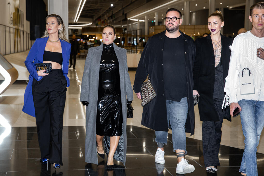 Na módnej šou nechýbala ani Dominika Cibulková. Skombinovala latexové šaty s dlhým sivým kabátom.