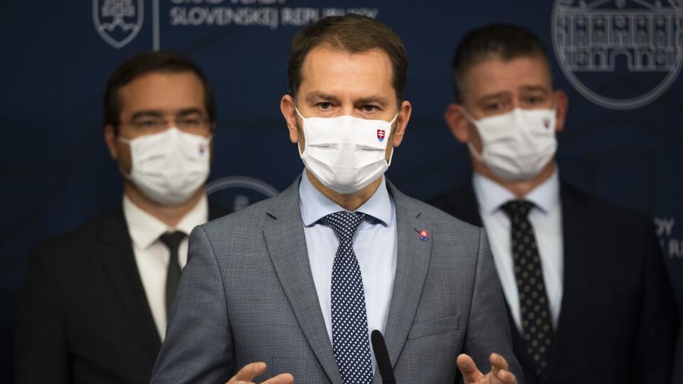Na snímke je zľava minister zdravotníctva SR Marek Krajčí (OĽaNO), predseda vlády SR Igor Matovič (OĽaNO) a minister vnútra SR Roman Mikulec (OĽaNO) počas tlačovej konferencie po rokovaní 44. schôdze vlády SR k celoplošnému testovaniu na nový koronavírus v Bratislave.