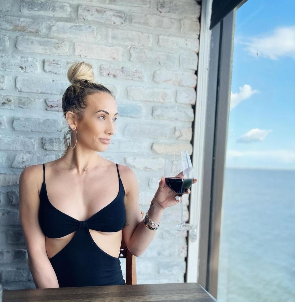 Sexi Carmella sa rada chváli svojimi prsiami, ktoré teraz ukázala celému svetu.