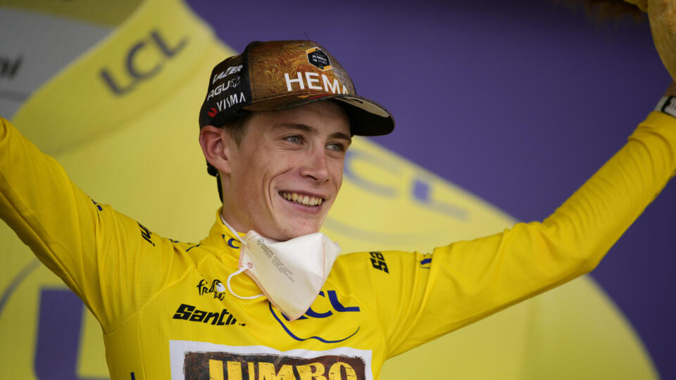 JB 37 Cahors - Dánsky cyklista Jonas Vingegaard v žltom drese vedúceho pretekára oslavuje na pódiu po skončení 19. etapy prestížnych cyklistických pretekov Tour de France na trati Castelnau-Magnoac - Cahors, dlhej 188,5 km vo francúzskom meste Cahors 22. júla 2022. FOTO TASR/AP
Denmark's Jonas Vingegaard, wearing the overall leader's yellow jersey celebrates on the podium after the nineteenth stage of the Tour de France cycling race over 188.5 kilometers (117.3 miles) with start in Castelnau-M