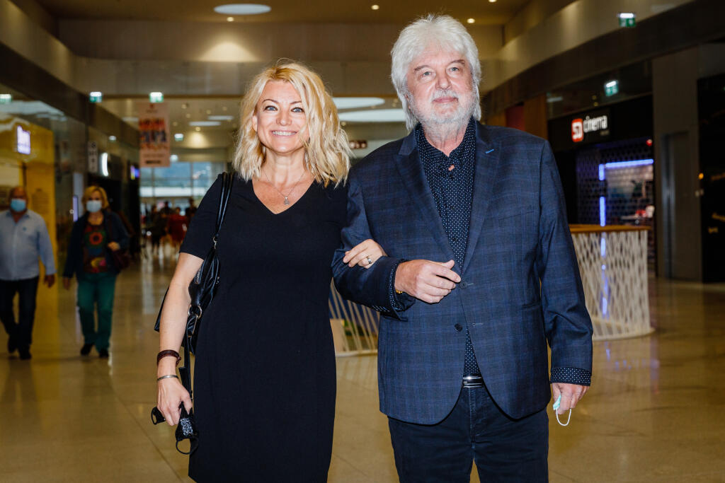 Premiéra českého filmu slovenského režiséra Dušana Rapoša, Ženská pomsta. Na snímke režisér Dušan Rapoš s manželkou, českou herečkou Evou Vejmělkovou.