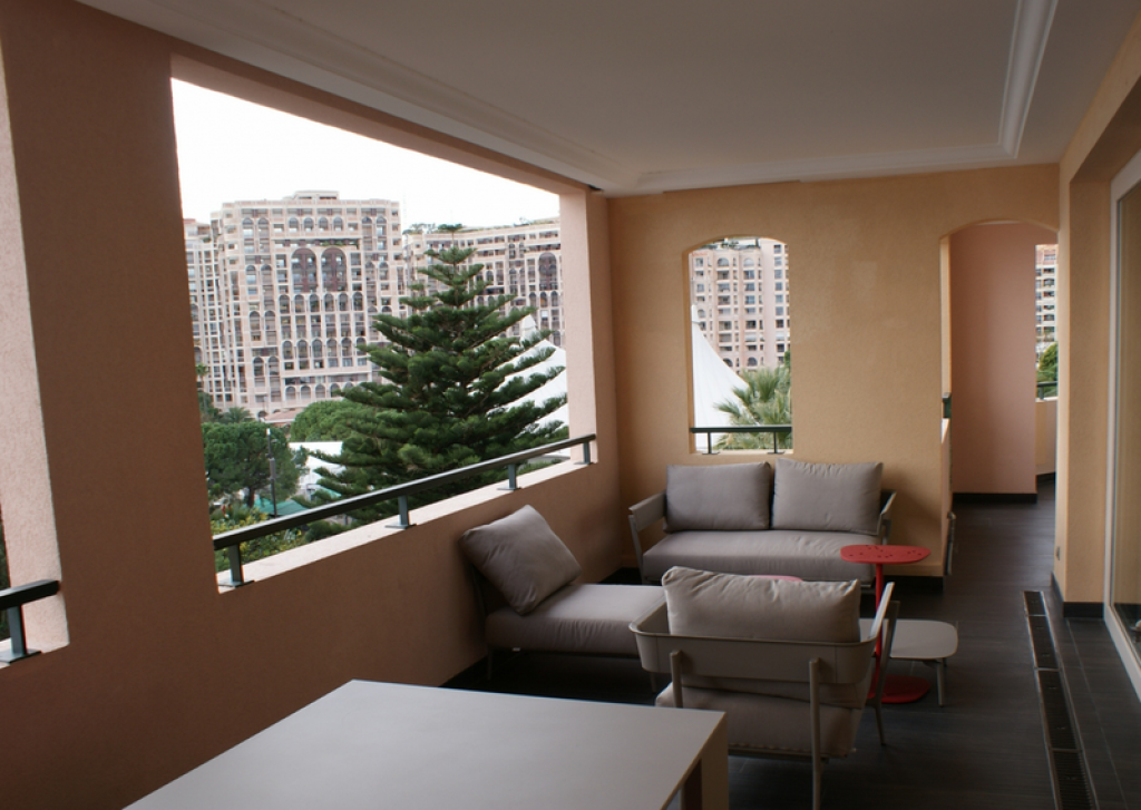 Podľa tunajších úradov Peter býva na ulici des Papalins. Na nej developeri postavili v poslednom období niekoľko nových apartmánových domov. Sagan by mal v Monaku mať štvorizbový byt, ktorý má terasu a výhľad na more.