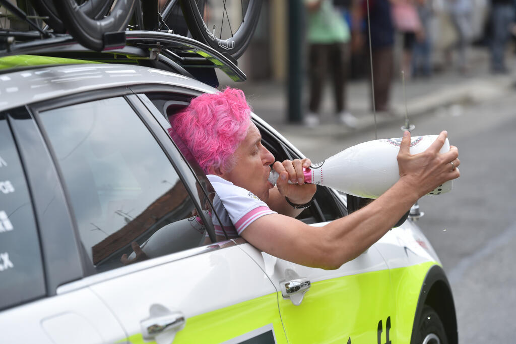 Tiňkov počas pôsobenia v cyklistike urobil viaceré šialené veci. Napríklad si nechal odfarbiť vlasy na ružovo.