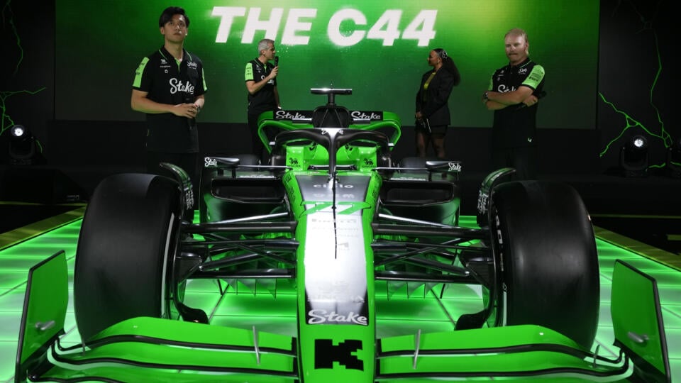 KK48 Londýn - Jazdci Čou Kuan-jü (vľavo) a Valtteri Bottas z tímu Stake F1 Team Kick Sauber počas odhalenia nového monopostu C44 pre ročník 2024, v Londýne 5. februára 2024. FOTO TASR/AP
Stake F1 Team Kick Sauber's Zhou Guanyu, left and teammate Valtteri Bottas look at the Formula One auto racing 2024 Kick Sauber C44 car during its launch in London Monday, Feb. 5, 2024. (AP Photo/Frank Augstein)