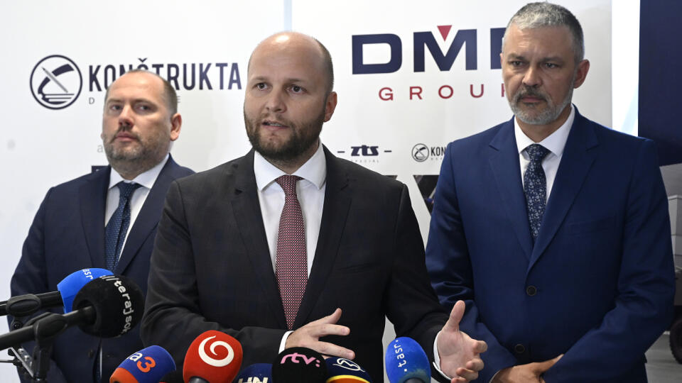 Na snímke minister obrany SR Jaroslav Naď (uprostred) a predseda predstavenstva spoločnosti Konštrukta-Defence Alexander Gurský (vľavo) a národný riaditeľ pre vyzbrojovanie Jozef Zekucia (vpravo) hovoria k novinárom počas tlačovej konferencie 5. mája 2022 v Dubnici nad Váhom. Spoločnosť Konštrukta-Defence, člen štátnej skupiny DMD Group z Dubnice nad Váhom, sa bude podieľať na výrobe fínskych kolesových bojových obrnených vozidiel 8 x 8 Patria pre Ozbrojené sily (OS) SR. Na výrobe vozidiel budú