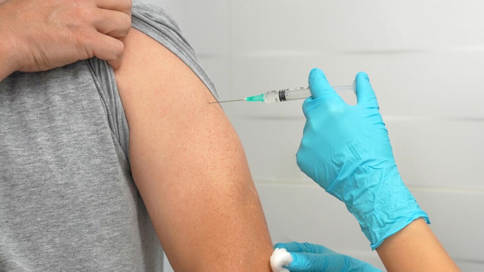 Obávať sa očkovania AstraZenecou je zatiaľ predčasné. Úrady prešetrujú podrobnosti.