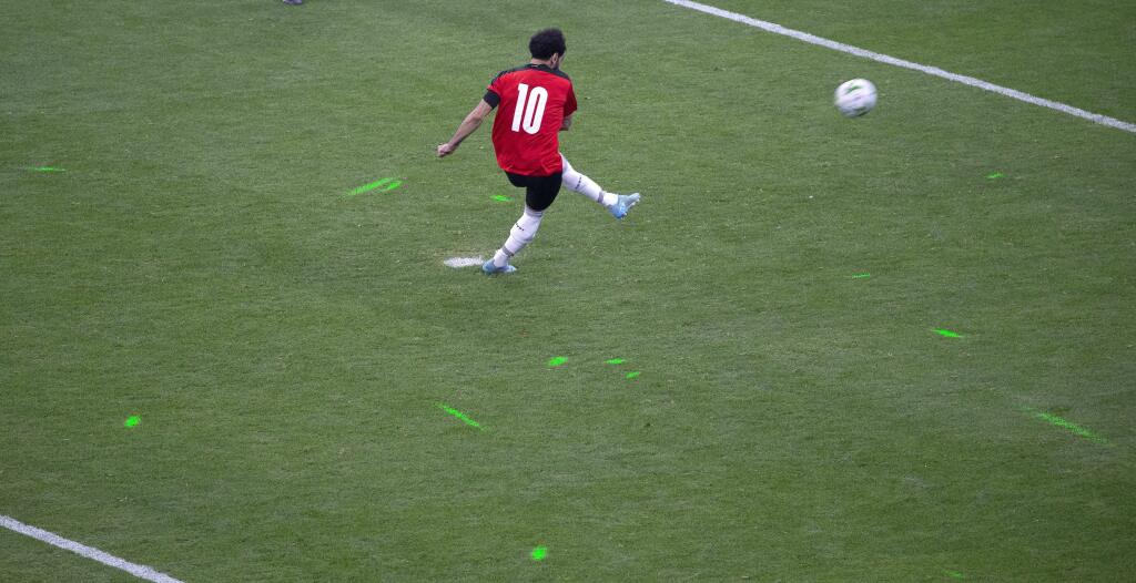 PK 8 Dakar - Egyptský futbalista Mohamed Salah je osvetlený zelenými laserovými svetlami počas penaltového rozstrelu v odvetnom zápase play off africkej zóny kvalifikácie na MS 2022 v Katare vo futbale Senegal - Egypt v Dakare v utorok 29. marca 2022. FOTO TASR/AP
The light from green laser pointers can be seen on the pitch as Egypt's Mohamed Salah kicks the ball during a penalty shootout at the end of the World Cup 2022 - Africa playoff soccer match between Senegal and Egypt at at Stade Me Abd