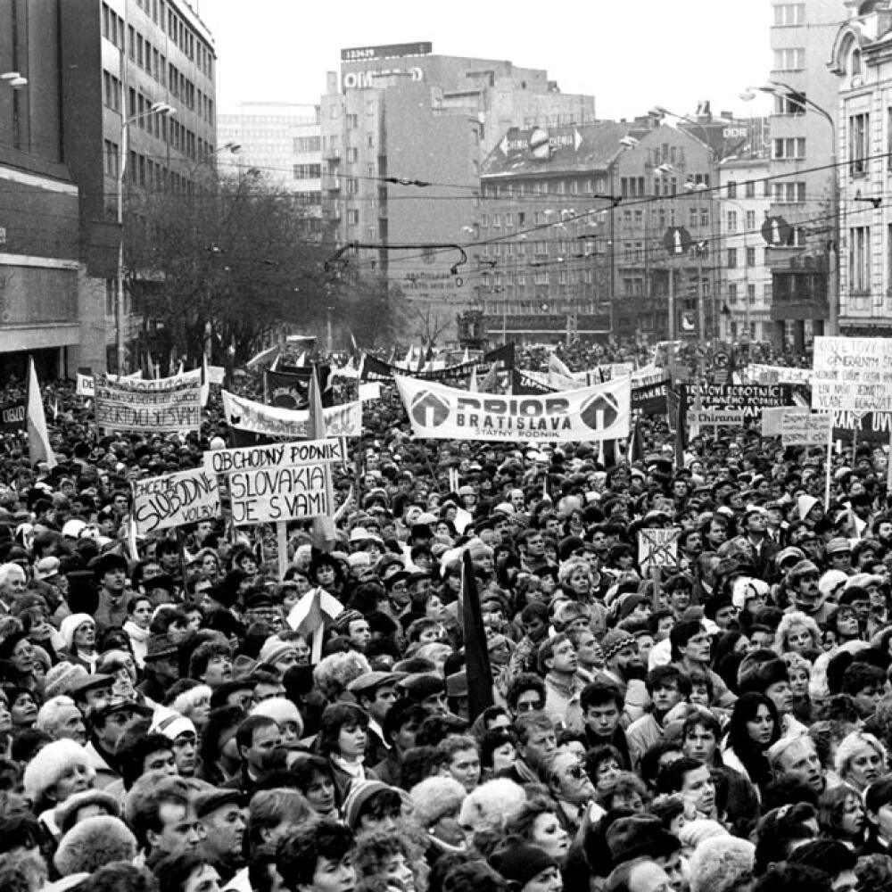 Snímky k 10. výročiu Nežnej revolúcie:
Pohľad na účastníkov generálneho štrajku na Námestí SNP v Bratislave 27. novembra 1989. Foto: Ivan Rychlo/TASR