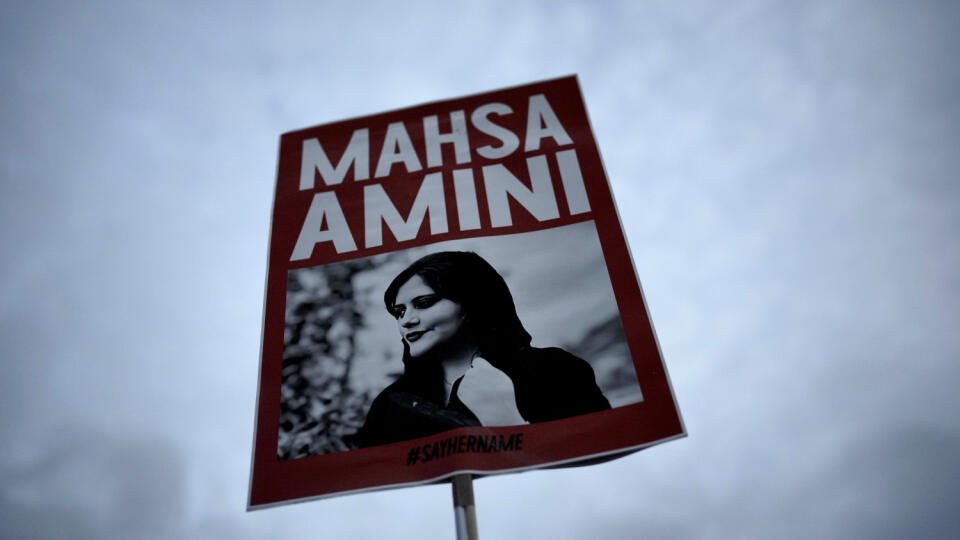 KK9 Berlín - Na archívnej snímke z 28. septembra 2022 v Berlíne žena drží transparent s podobizňou 22-ročnej Iránky Mahsy Amíníovej počas protestu proti jej úmrtiu. Príčinou smrti Kurdky Mashy Amíníovej bola údajne choroba, a nie údery alebo bitka. Vyplýva to z oficiálnej lekárskej správy, ktorú v piatok 7. októbra 2022 zverejnil Irán. FOTO TASR/AP
FILE - A woman holds a placard with a picture of Iranian Mahsa Amini as she attends a protest against her death, in Berlin, Germany, Wednesday, Sept.