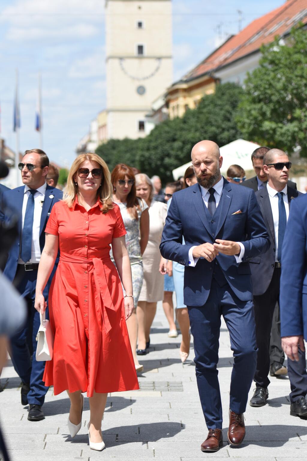 Na snímke prezidentka SR Zuzana Čaputová a primátor mesta Trnava Peter Bročka počas prechádzky mestom Trnava v stredu 8. júla 2020. FOTO TASR - Lukáš Grinaj
