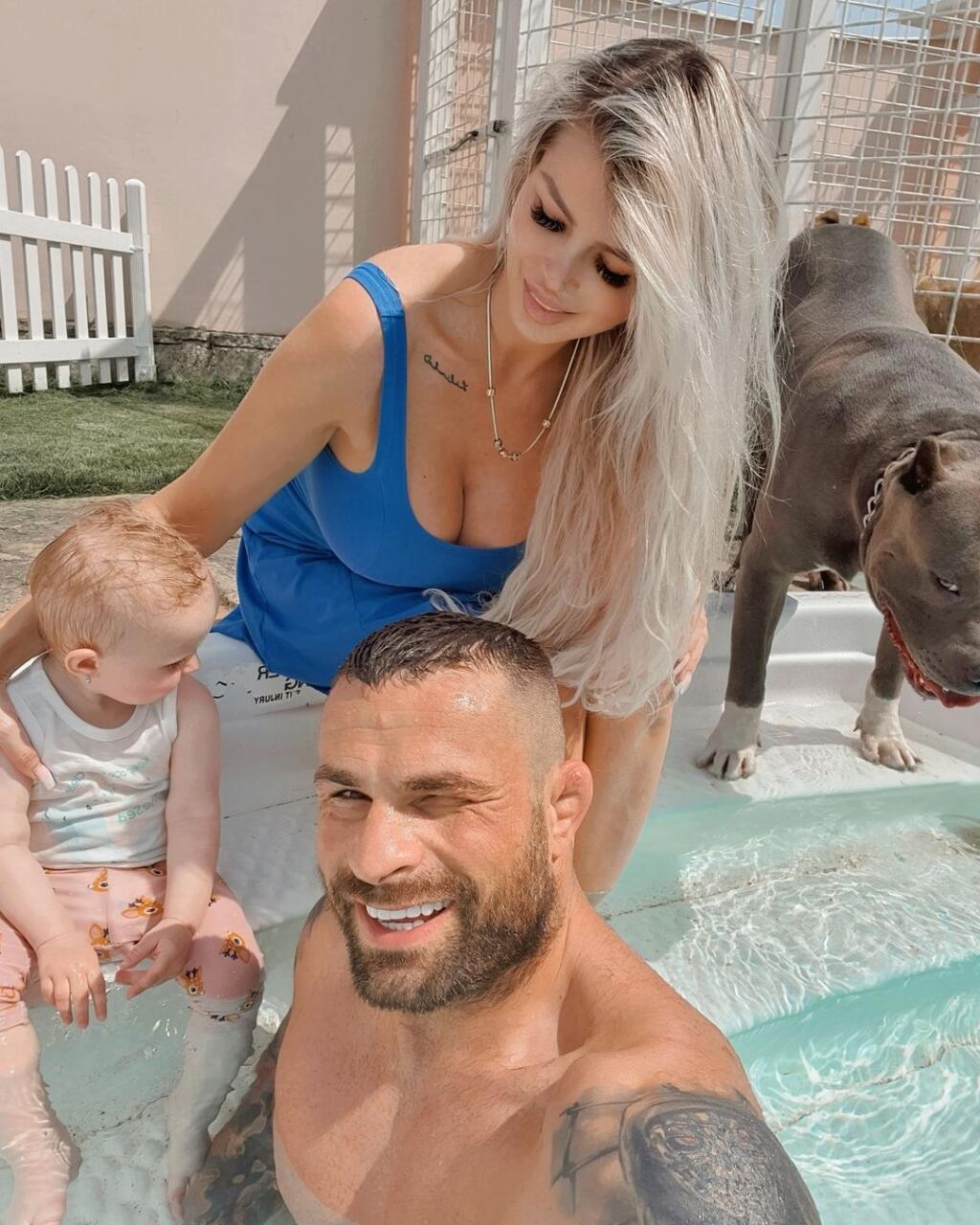 Aj Čech Karlos Vémola si užíva vo veľkom bazéne, ktorý dal vybudovať pri svojom luxusnom dome. Aj jeho partnerka Lela a dcérka Lili sa v ňom rady schladia v letných mesiacoch.