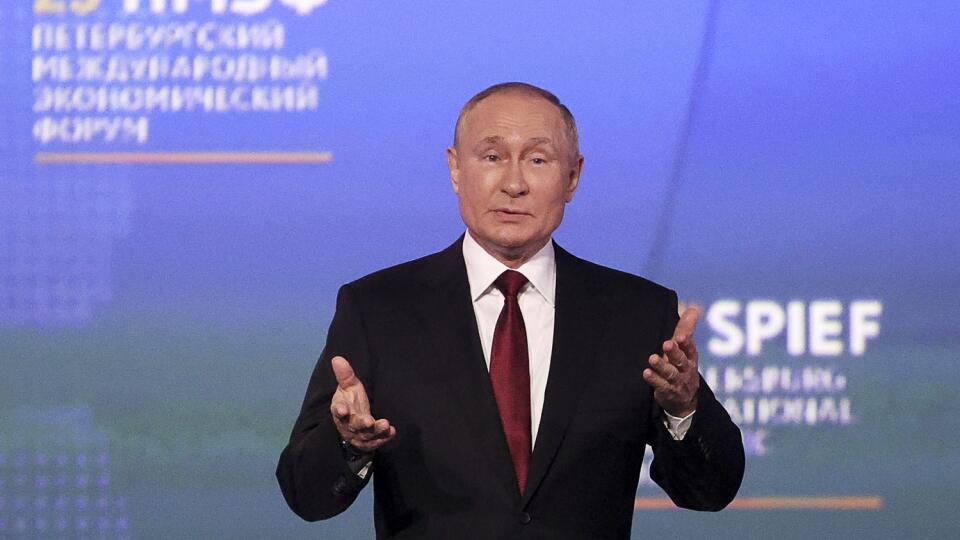 EBE 3 Petrohrad - Na snímke ruský prezident Vladimir Putin prichádza na Medzinárodne ekonomické fórum, kde má vystúpiť s prejavom v ruskom Petrohrade v piatok 17. júna 2022. Plánovaný prejav ruského prezidenta museli odložiť o približne hodinu pre kybernetický útok. FOTO TASR/AP
Russian President Vladimir Putin arrives to attend a plenary session of the St. Petersburg International Economic Forum in St.Petersburg, Russia, Friday, June 17, 2022. (Sergei Bobylev/TASS Host Photo Agency Pool via AP