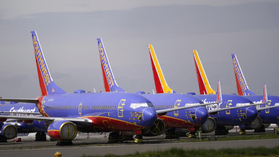 KK26 Everett - Na snímke lietadlá Boeing 737 dopravcu Southwest Airlines sú odparkované v americkom Everette 23. apríla 2021. Americký letecký a zbrojársky koncern Boeing zaznamenal v 2. štvrťroku prvý kvartálny zisk po takmer dvoch rokoch. Jedným z dôvodov bol prudký nárast dodávok komerčných lietadiel, keďže letecká doprava sa začína zotavovať z pandémie. FOTO TASR/AP
A line of Southwest Air Boeing 737 jets are parked near the company's production plant while being stored at Paine Field Friday