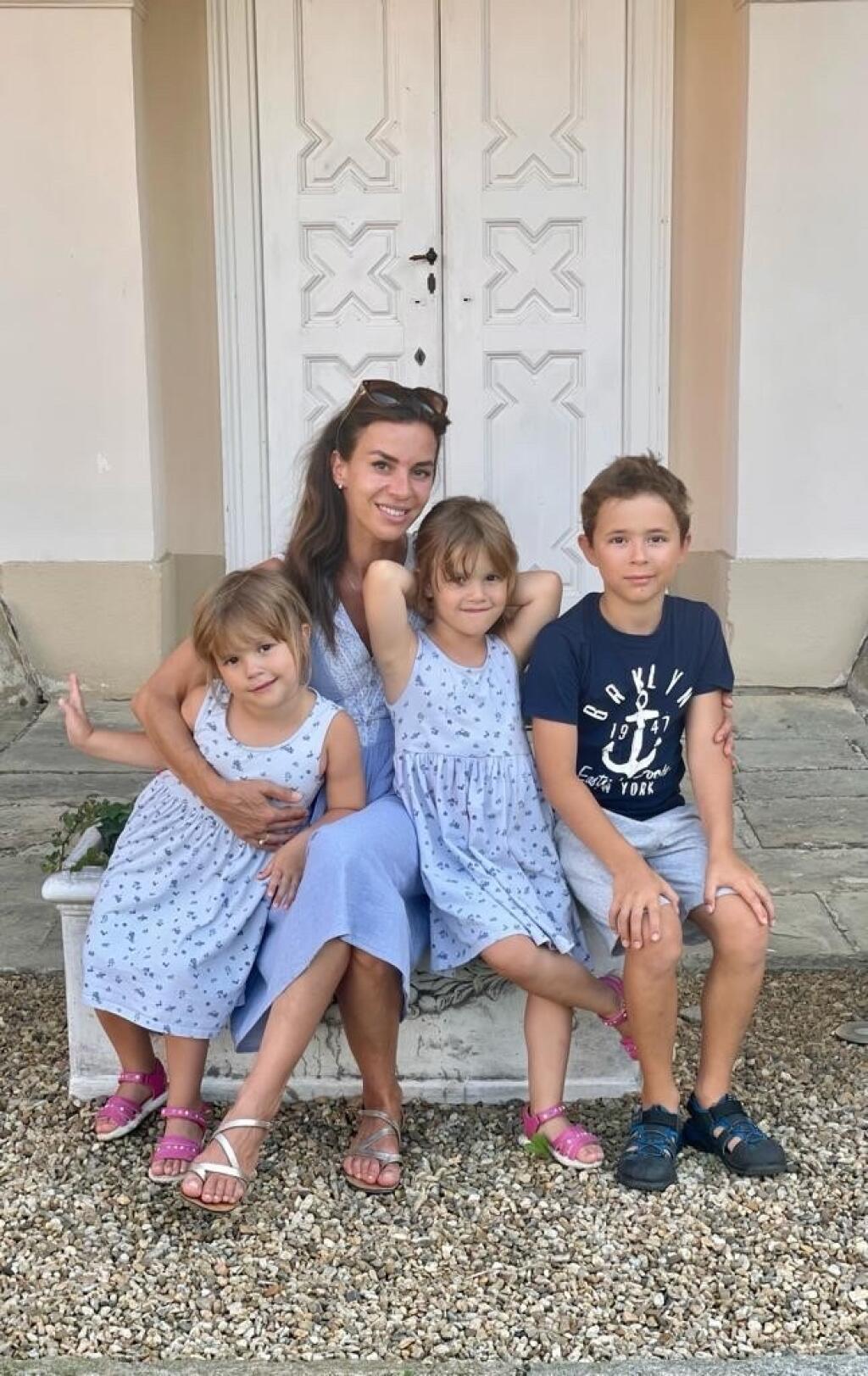 Lucia má tri deti: syna Maximiliánaa dvojičky Izabelu a Sofiu. Ledva im stačí,sú to vraj tri atómové elektrárne.