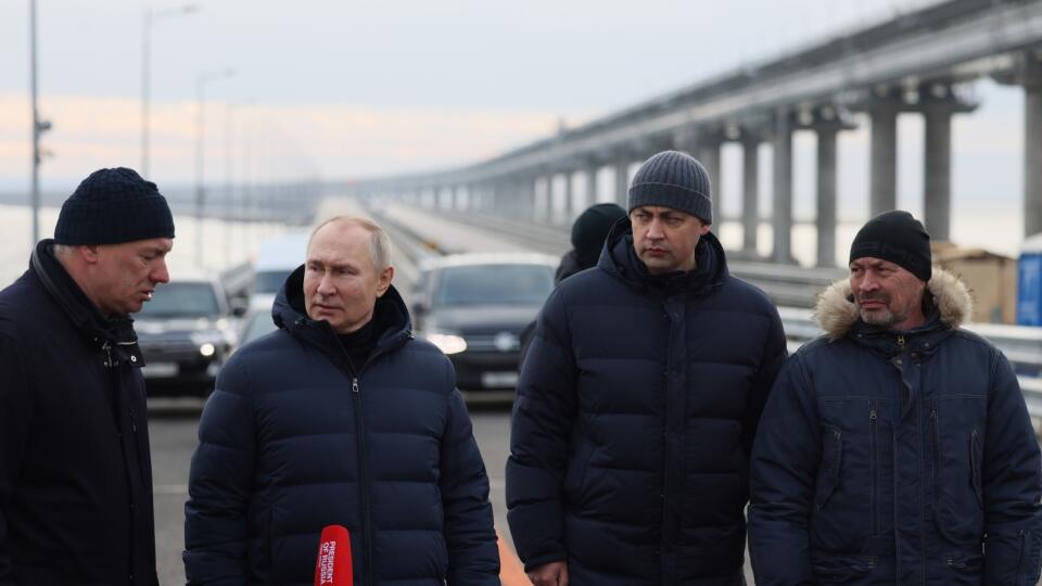 Ruský prezident Vladimir Putin v pondelok navštívil Kerčský most spájajúci pevninské Rusko s anektovaným ukrajinským polostrovom Krym.