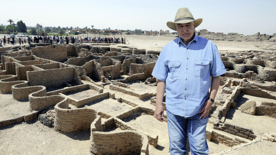 Archeologický objav nazvaný Stratené zlaté mesto v egyptskom Luxore. Egyptskí archeológovia pod vedením Záhího Hawássa objavili 3 000 rokov staré sídlo.