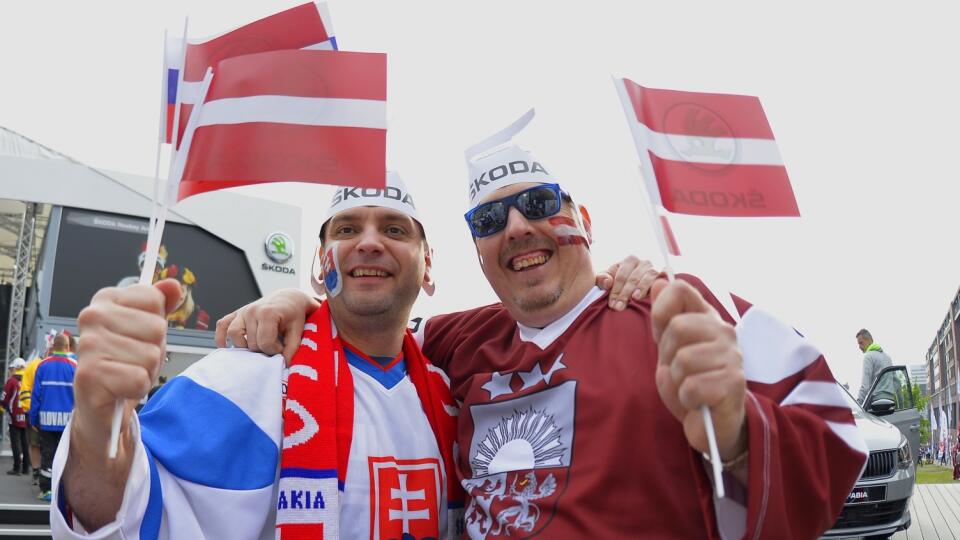 Na snímke fanúšikovia pred zápasom Lotyšsko - Slovensko v základnej A-skupine MS v ľadovom hokeji v Kolíne nad Rýnom 7. mája 2017. FOTO TASR - Michal Svítok
