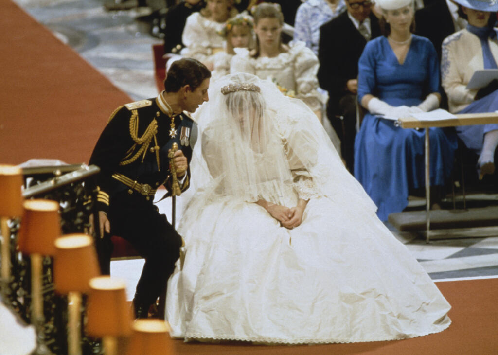 Na poslednej skúške šiat mala Lady Diana obvod pásu 58 cm, no pri prvom meraní však meter krajčírke ukazoval 68, 6 cm. Svadobná garderóba sa teda musela na poslednú chvíľu prispôsobovať, keďže budúca manželka korunného princa razantne schudla. A podľa Diany to bola práve Charlesova chyba.