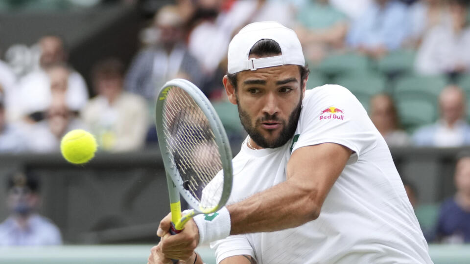 JB 3 Londýn - Taliansky tenista Matteo Berrettini odvracia loptičku Poliakovi Hubertovi Hurkaczovi v semifinále dvojhry na grandslamovom tenisovom turnaji Wimbledon v Londýne 9. júla 2021. FOTO TASR/AP

Italy's Matteo Berrettini plays a return to Poland's Hubert Hurkacz during the men's singles semifinals match on day eleven of the Wimbledon Tennis Championships in London, Friday, July 9, 2021. (AP Photo/Alberto Pezzali)