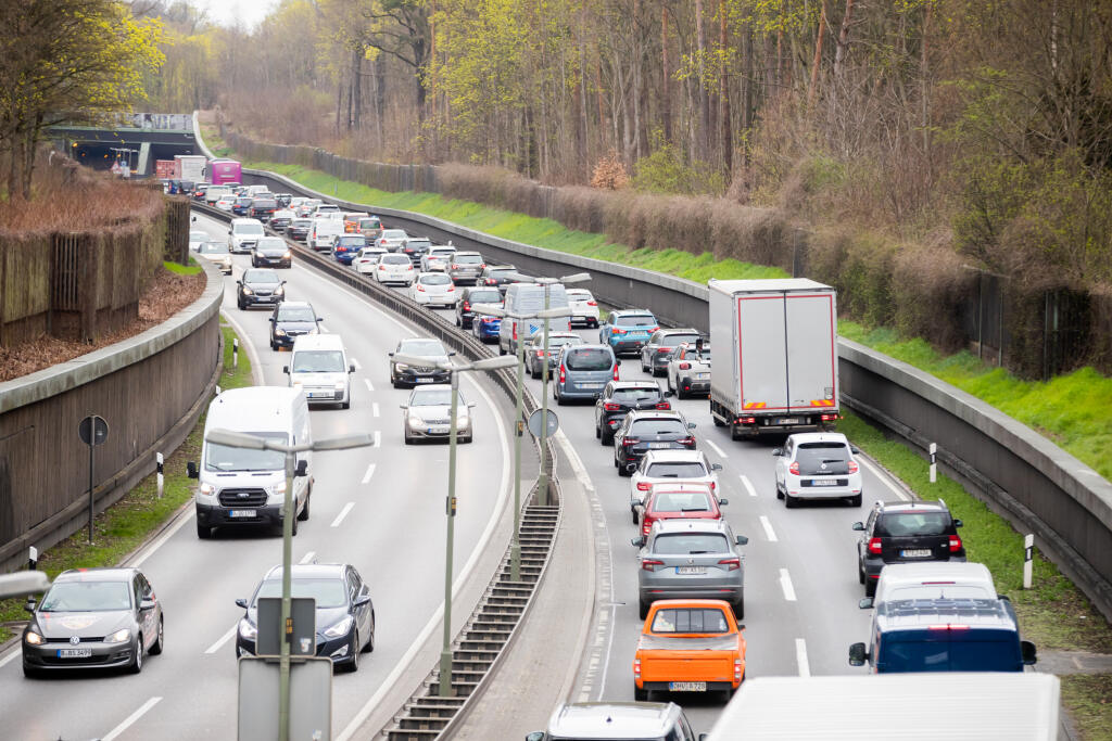 WA 6 Berlín - Autá (vpravo) stoja na diaľnici A111 smerom na sever z mesta Berlín pred veľkonočnými sviatkami vo štvrtok 14. apríla 2022. FOTO TASR/DPA


14.04.2022, Berlin: Der Autoverkehr (r) stockt auf der A111 in Berlin stadtauswärts Richtung Norden. Foto: Christoph Soeder/dpa +++ dpa-Bildfunk +++