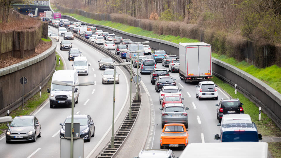 WA 6 Berlín - Autá (vpravo) stoja na diaľnici A111 smerom na sever z mesta Berlín pred veľkonočnými sviatkami vo štvrtok 14. apríla 2022. FOTO TASR/DPA
14.04.2022, Berlin: Der Autoverkehr (r) stockt auf der A111 in Berlin stadtauswärts Richtung Norden. Foto: Christoph Soeder/dpa +++ dpa-Bildfunk +++