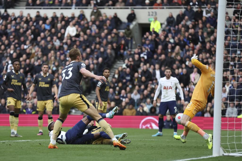 KK105 Londýn - Futbalista Emerson Royal (dole) z Tottenhamu strieľa gól, vpravo slovenský brankár Martin Dúbravka z Newcastle United v 31. kole anglickej Premier League Tottenham Hotspur – Newcastle United 3. apríla 2022 v Londýne. FOTO TASR/AP
Tottenham's Emerson Royal, bottom, scores his side's fourth goal during the Premier League soccer match between Tottenham Hotspur and Newcastle at Tottenham Hotspur stadium, in London, England, Sunday, April 3, 2022. (AP Photo/Ian Walton)