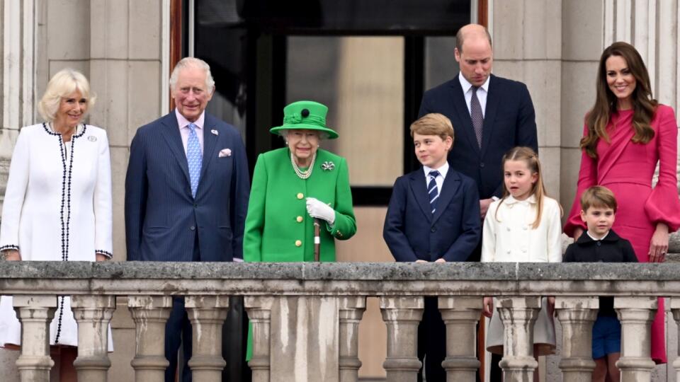 Kráľovská rodina na balkóne Buckinghamského paláca.