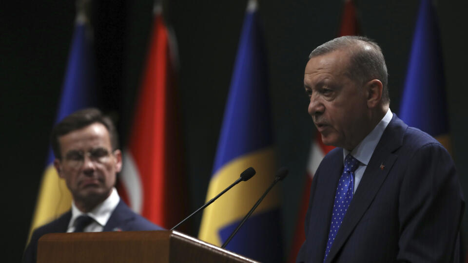 Švédsky premiér Ulf Kristersson (vľavo) a turecký prezident Recep Tayyip Erdogan.