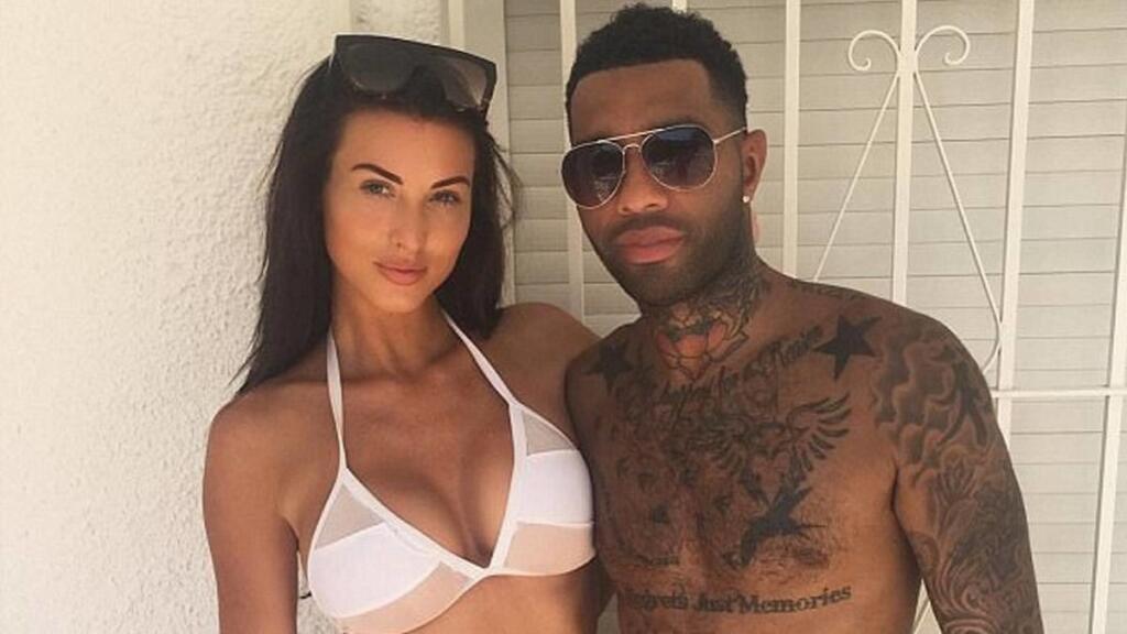 Alice Goodwin sa pred pár dňami rozviedla s manželom futbalistom Jermainom Pennantom. Ich vzťah prežil aj krízu, keď sa Alice mala stretávať s Cristianom Ronaldom. Vyfotiť sa nahá nechala pre magazín ZOO pri príležitosti 400. čísla magazínu.