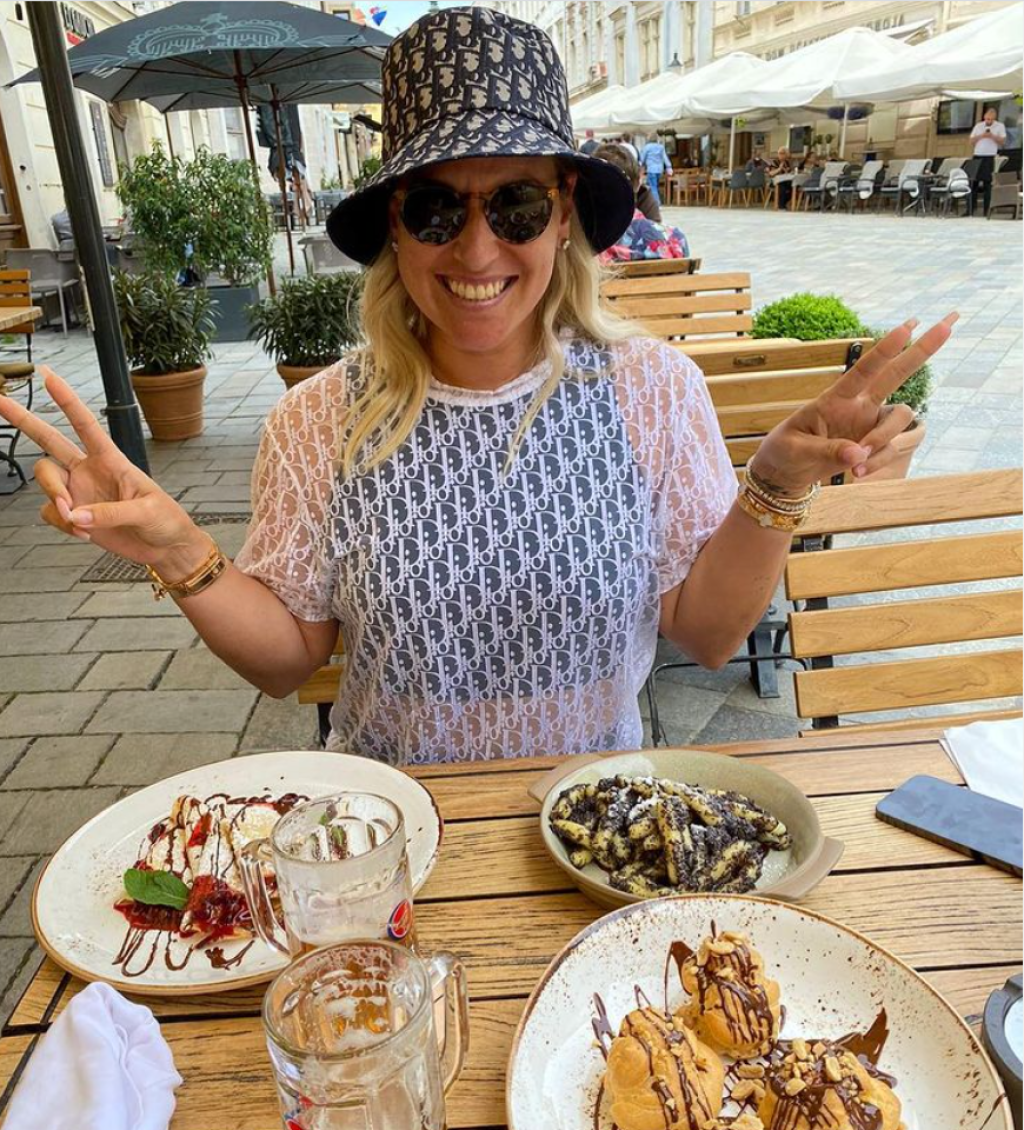Dominika Cibulková si dopriala takéto tri taniere plné sladkostí a nezabudla ich zapiť veľkým pivom!