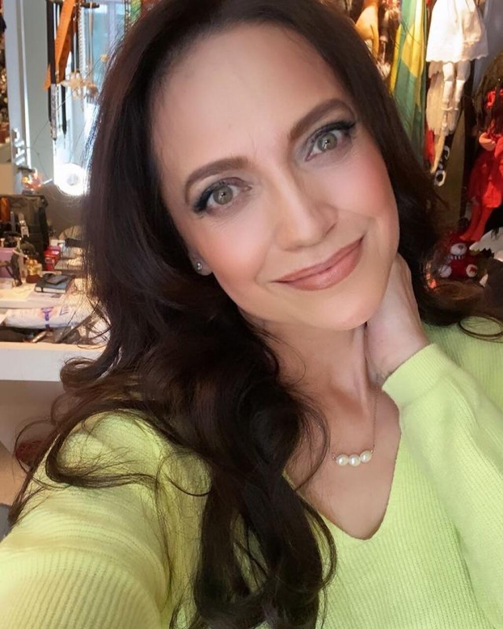 Nenápadné, ale aj také, čo padnú ihneď do oka. Lucie Bílá má rada šperky a je jedno, či sú hriešne drahé, alebo ju krášli len bižutéria. Každý z nich rozpráva príbeh...
